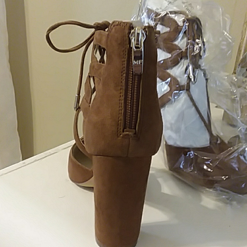 Heels - Picture 2 of 2